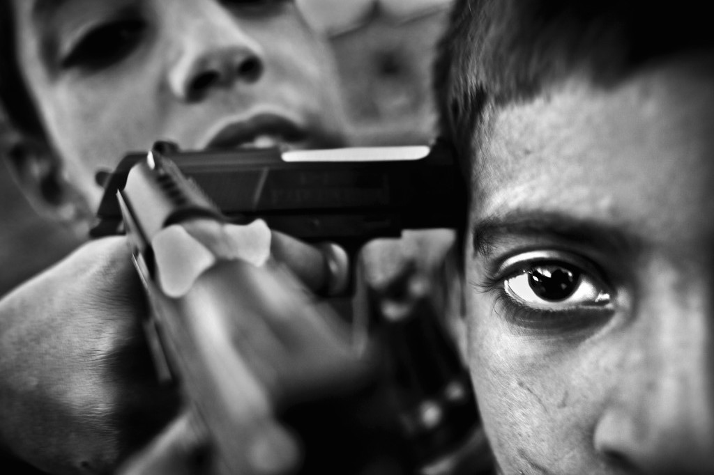 28.09.2008, India, Kashmir, Srinagar, Kids from Srinagar are playing with toy guns 